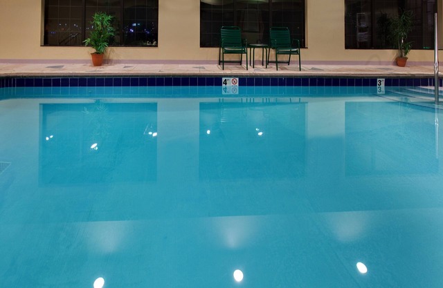 Free Breakfast, Free Wi-Fi, Indoor Pool | Studio with Roll in Shower