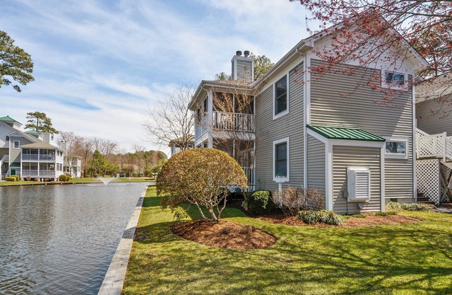Free Golf at Bear Trap Dunes and MORE! 2 Bedroom 2 bath. first floor Sea Colony West unit with a beautiful view of the lake.
