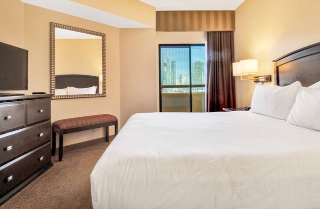 Friends Getaway! 2 Great Spaces, Near Bellagio Gallery of Fine Arts, Pool
