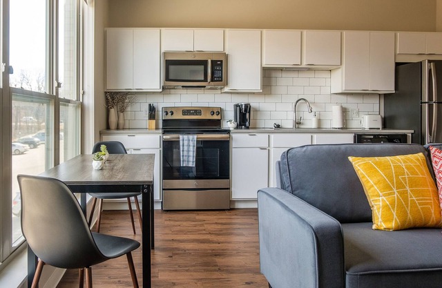 Frontdesk | Modern and Bright 1BR Suite