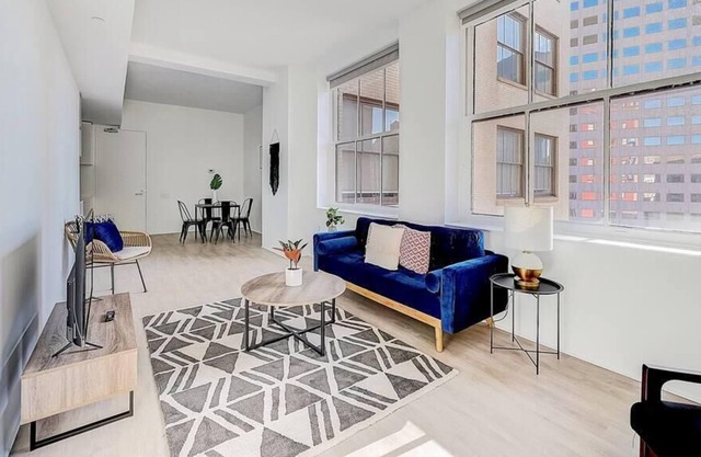 Frontdesk | Open + Bright Studio Apt in Downtown