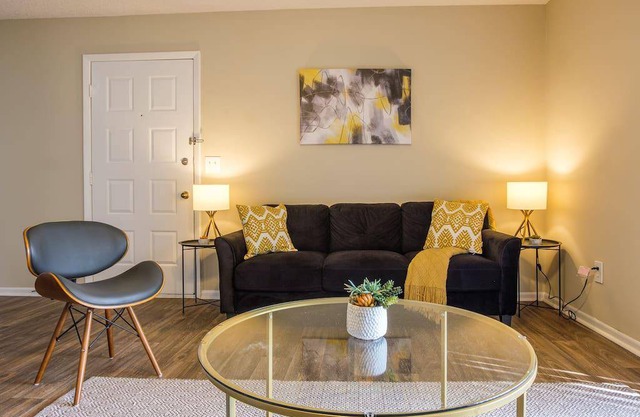 Frontdesk | Opulent 2 BR Apt in Uptown High-rise