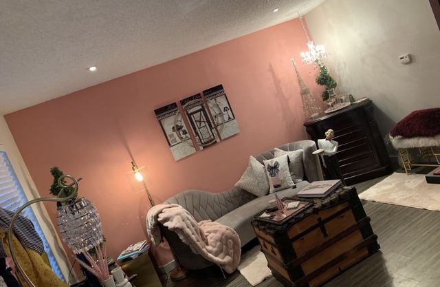 Full one bedroom apartment located in a great are in Austin!