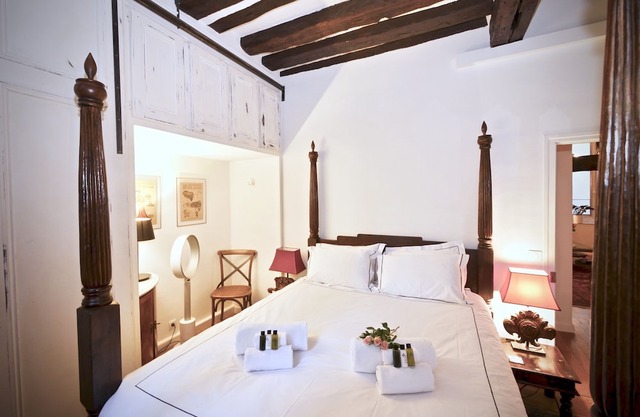 FULLY RENOVATED very quiet charming 2bed/2bath flat in the Marais sleeps up to 4