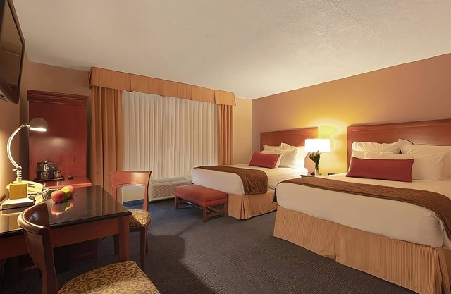 Fun for the Whole Family! 2 Convenient Rooms, Free Parking and Onsite-Pool