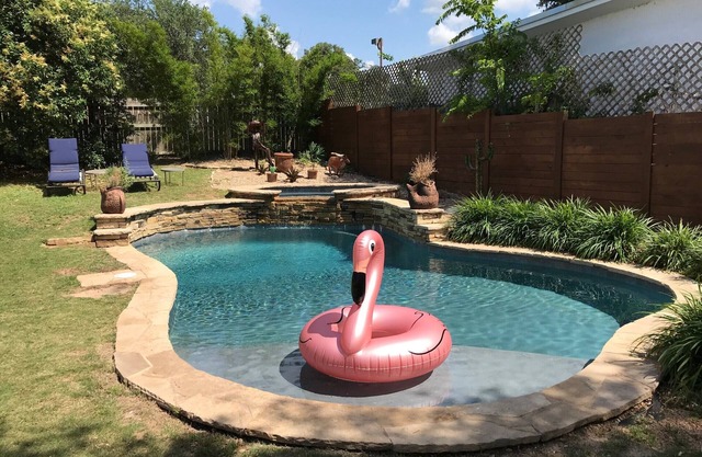Fun Hip Home + Guesthouse in Austin's SoCo! Perfect For ACL/SXSW! POOL & HOT TUB