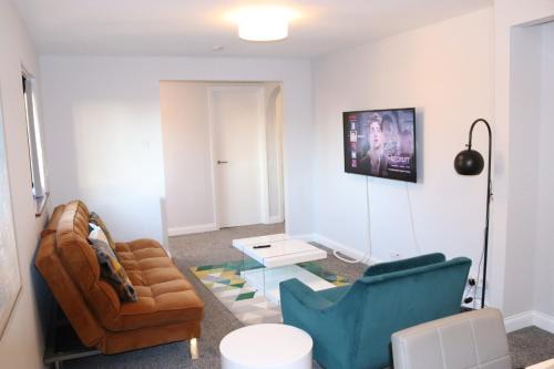 Garland Modern Apartment with Private Garden & Parking Dartford 5