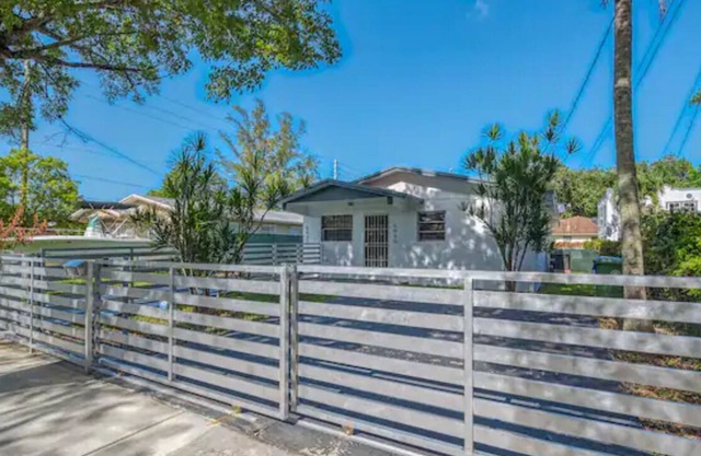 Gated Parking 4 Bedroom 2 Bath | Design District 10Min to beach