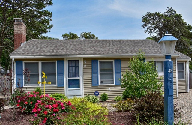 Glen 42- Cute cottage with ac. .3 miles to sandy and flat beach