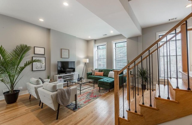Go Grand in This Massive Old Town Mansion - Sleeps 22! apts