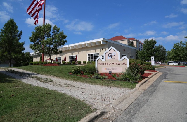 Golf course drive Branson Surrey w/ master hot tub! July 1-5, 2022