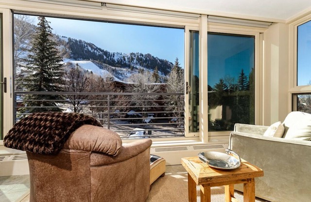 Gondola Plaza adjacent with treehouse views over Aspen