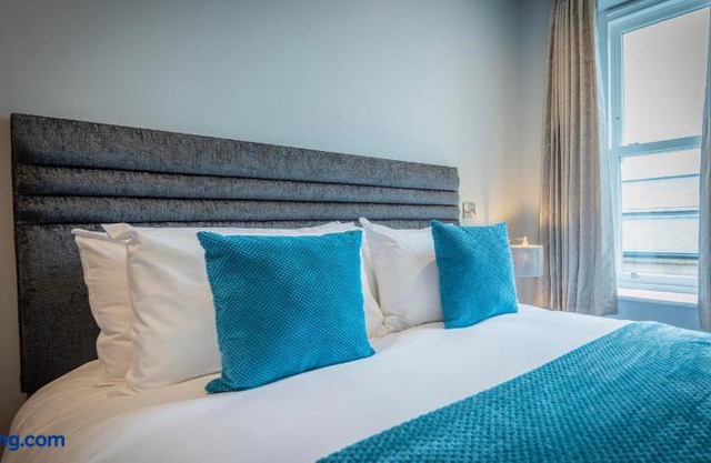 Gordon Moon Suites Bolton Centre Apartments