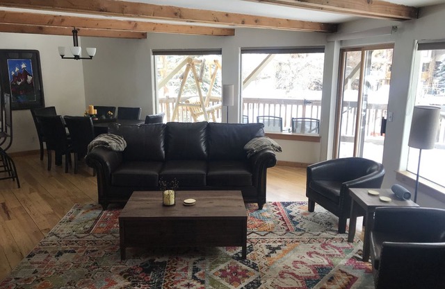 Gore Creek Cabin, Old Vail Charm -1 min walk to free shuttle.