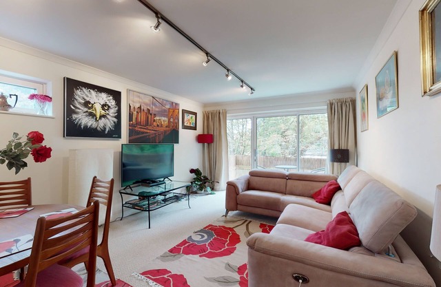 Gorgeous 2 bed flat with parking and garden