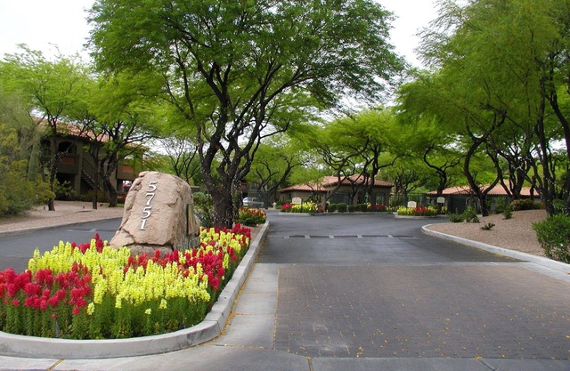 Gorgeous getaway! Steps to the pool-Awesome mountain views