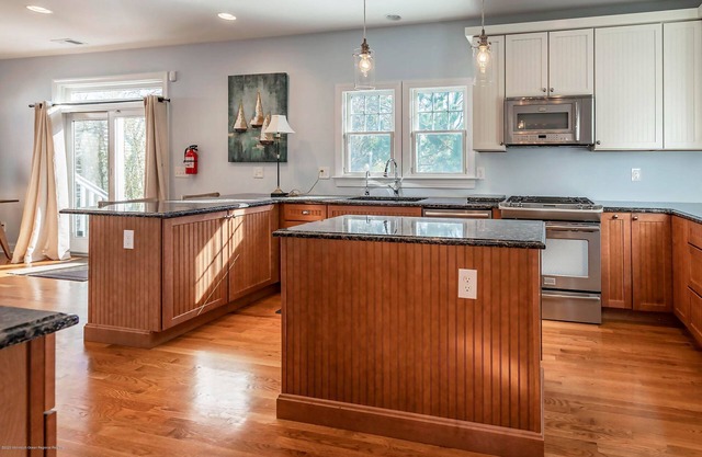 Gorgeous Home, Lake Views and 2 Blocks from Beach and Pool!