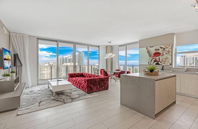★★★★★GORGEOUS OCEAN-VIEW 2BD CONDO. MIN TO BEACH