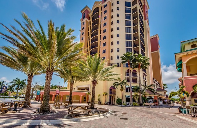 Gorgeous PENTHOUSE overlooking Cape Harbour - Penthouse at Cape Harbour - Cape Coral