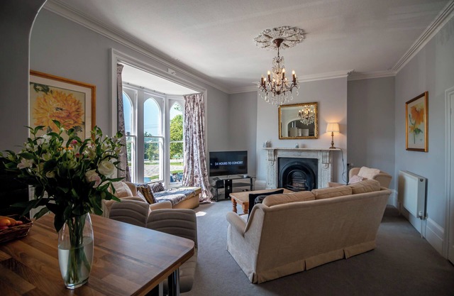 Grand Flat | Heart of Herne Bay | 300m from beach