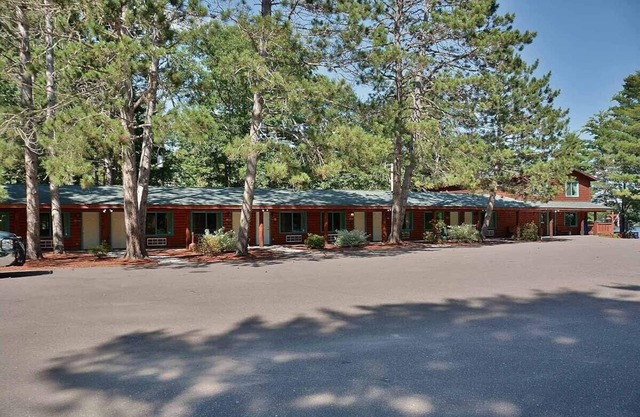 Grand Pines Motel Rooms