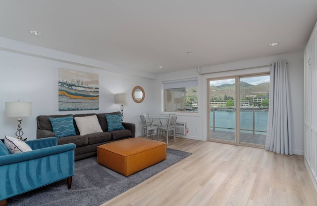 Grandview 628 Waterfront condo on Lake Chelan