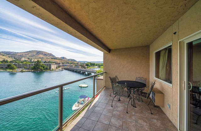 Grandview 644 Waterfront condo on Lake Chelan
