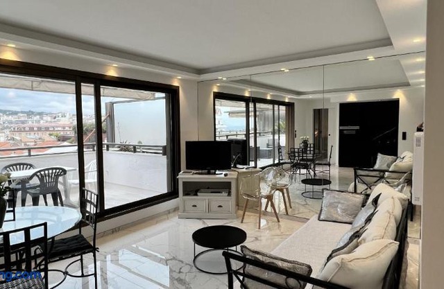 Gray D'albion Yourhosthelper Cannes