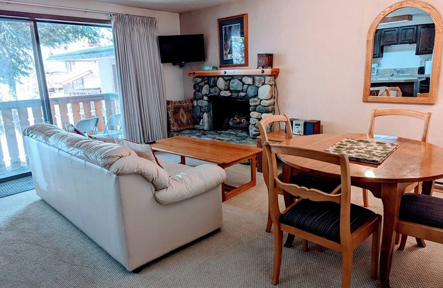 Great 1 (plus) bedroom condo. This is the best location in Ketchum!