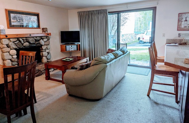 Great 1 (plus) bedroom condo. This is the best location in Ketchum!