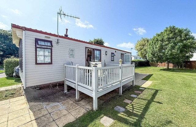 Great 6 berth caravan for hire at Cherry Tree Holiday Park in Norfolk ref 70801C