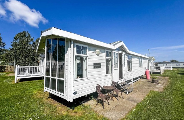 Great 6 berth caravan by the beach at California Cliffs in Scratby ref 50010L