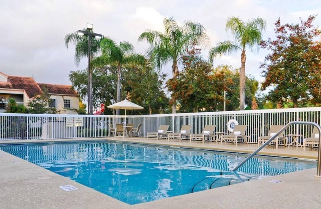 Great Escape! 3 Fantastic Units, Free Breakfast Buffet, Pool, Gym, Free Parking