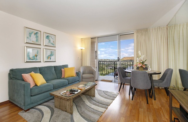 Great for Families! Partial Ocean/Canal/Diamond Head Views! Pool, Wi-Fi, Prkg