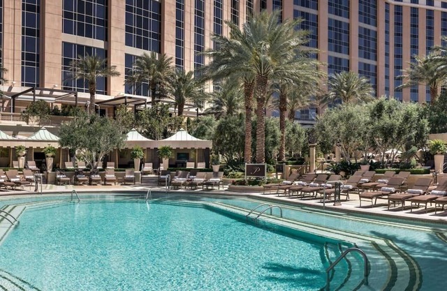 Great Location! 3 Comfortable Units, Outdoor Pool, Parking, Near Mob Museum!