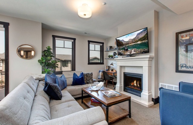 Great Location, Free Shuttle + Brand New Private 7-person Hot Tub!