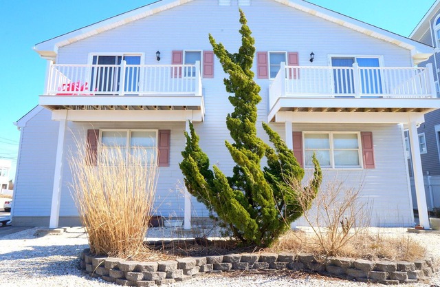 Great location: only 100 feet to beach(3rd house from!)