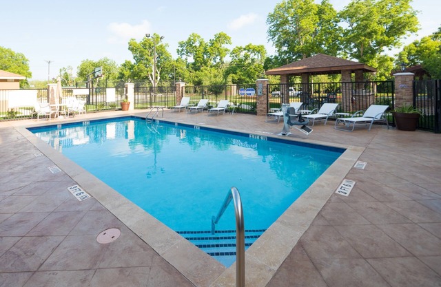 Great Location! Outdoor Pool. Free Breakfast. Gym.