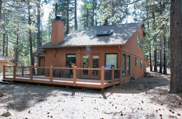 Great Location! Steps from Fort Rock Park, Walk to SHARC -passes included