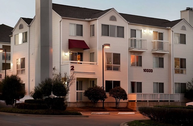 Great value hotel in Dallas! Pets are welcome! FREE Parking & Breakfast, Pool!