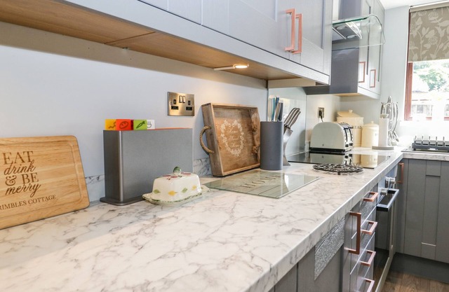 GRIMBLES COTTAGE, family friendly, with open fire in Backbarrow