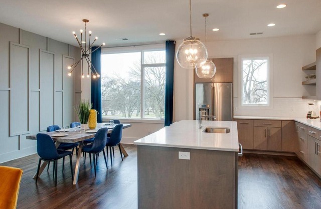 Gulch modern 3 story condo, 2 car garage, rooftop fire pit, security, and view!