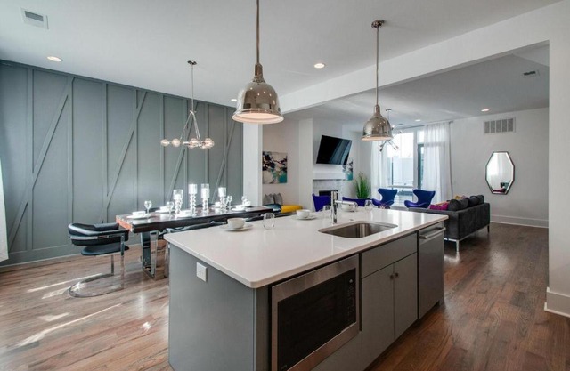 Gulch modern 3 story condo, 2 car garage, rooftop fire pit, security, and view!