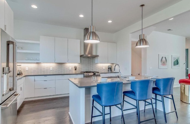 Gulch modern 3 story condo, 2 car garage, rooftop fire pit, security, and view!