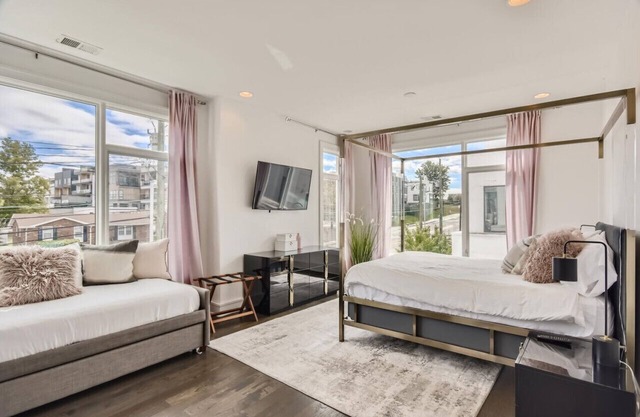 Gulch modern 3 story condo, 2 car garage, rooftop fire pit, security, and view!