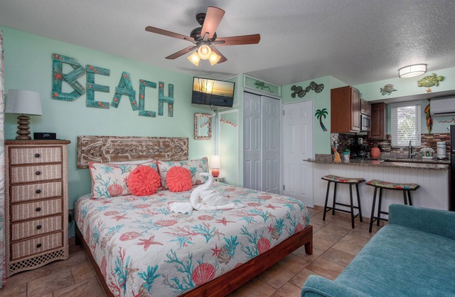 🏝️ Gulf-Front Studio: King Bed Full Kitchen Heated Pool ➠ Tropic Terrace 37
