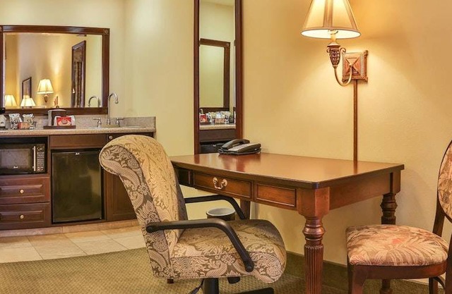 Hampton Inn & Suites Savannah Historic District 1 King Bed Studio Suite