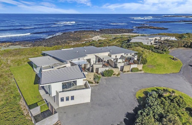 Hearns Beachside Villa 4