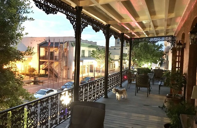 HEART OF DOWNTOWN Palafox Place Sleeps 6, Perfect for small events