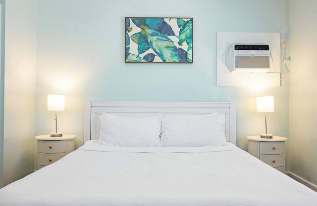 Heated Pool, Epic Location - Honeybun Hideaway